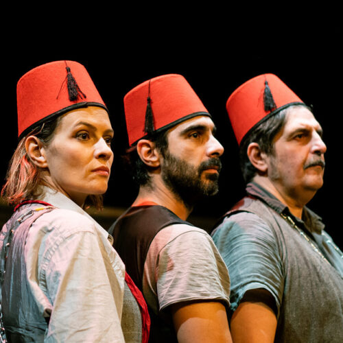 «ΟΙ ΚΑΛΠΗΔΕΣ» στο Θέατρο Αντιγόνη Βαλάκου